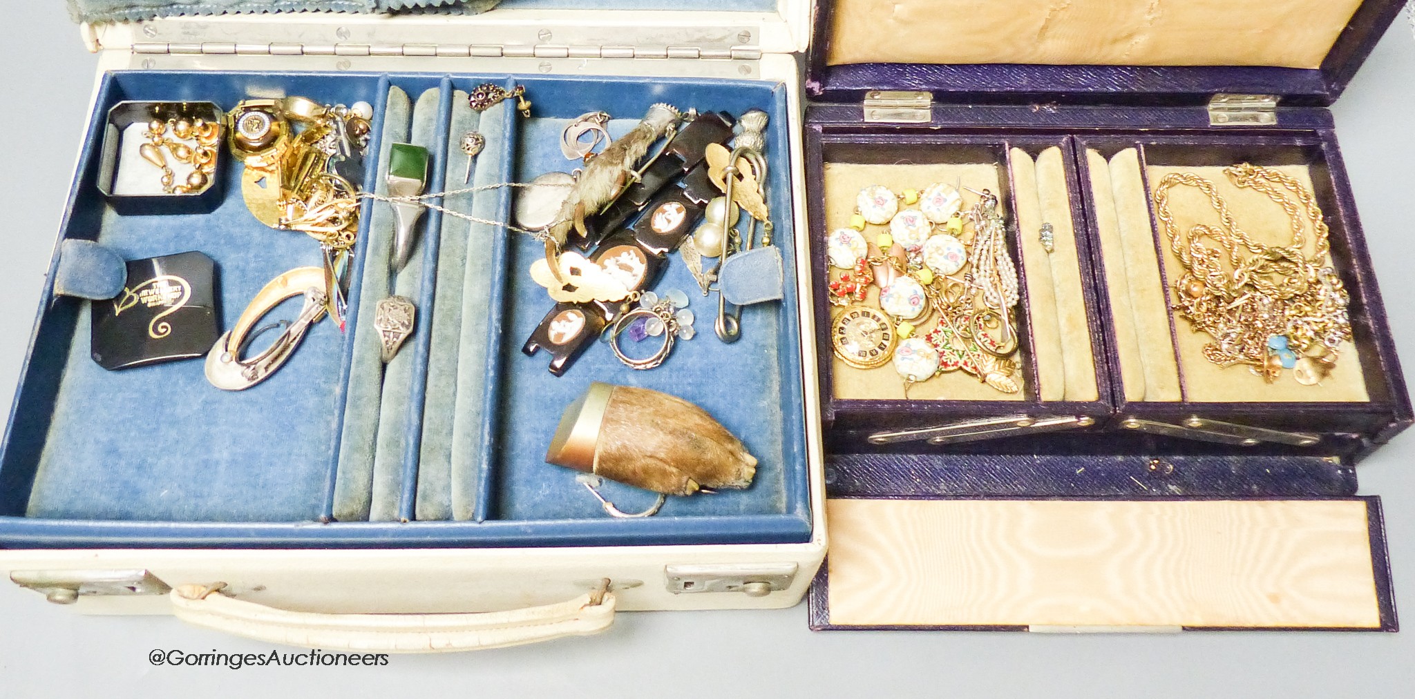 A quantity of assorted Victorian and later jewellery including single strand cultured pearl necklace with white metal (stamped) platinum clasp, rings, brooches, necklaces etc.